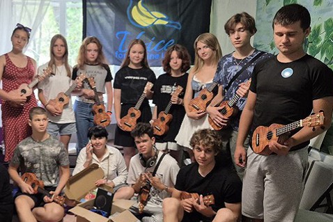 Диригентка з Лондона привезла Святогірську майстер-класи, Слов'янську - музичні інструменти й уроки музики