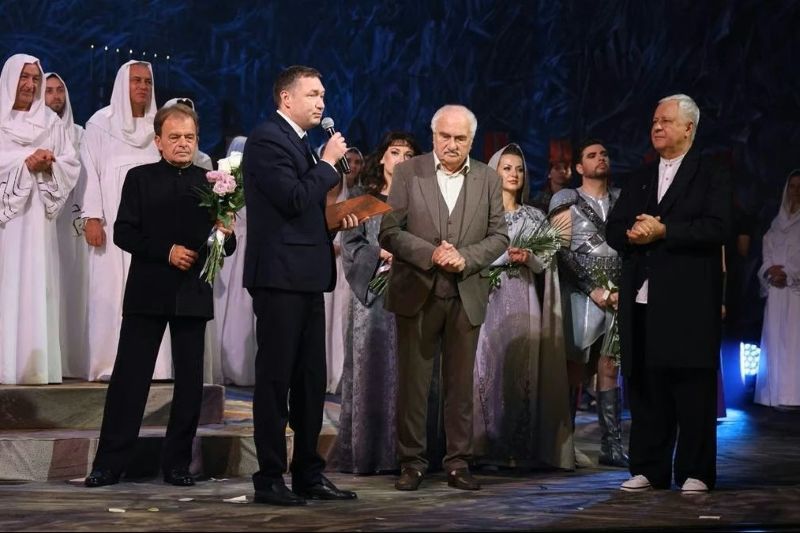 84-літній Тадей Риндзак два місяці малював у Львівській опері полотно 40 метрів завширшки і 14 метрів заввишки