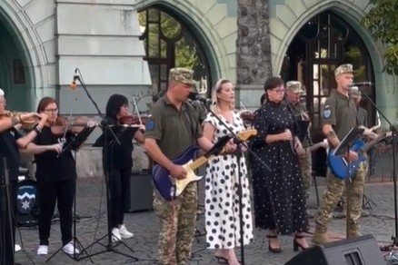 У Мукачеві виступили військовий оркестр «Едельвейс» та струнний ансамбль «Дивертисмент»